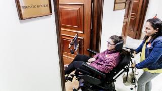 Raquel, enferma de ELA, es transportada al registro del Congreso de los Diputados para pedir el desbloqueo de la ley de asistencia a los enfermos de esta dolencia, en 2023.