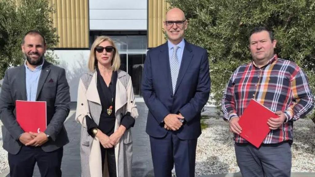 Los alcaldes, junto a Del Pico, con motivo de la firma.