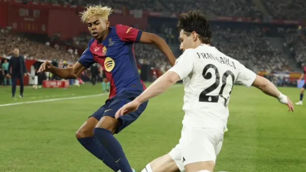 El delantero del FC Barcelona, Lamine Yamal, disputa el balón ante el defensa del Real Madrid, Fran García, durante la final de la Copa del Rey 2024-2025 en el estadio de La Cartuja, en Sevilla.