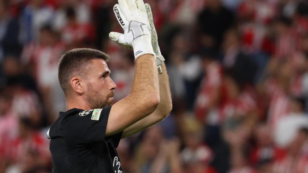 Unai Simón aplaude a la grada.