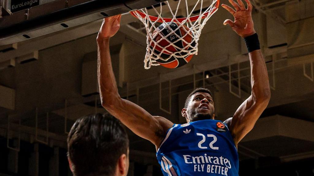 Tavares hace un mate en el partido ante el Maccabi Tel Aviv.