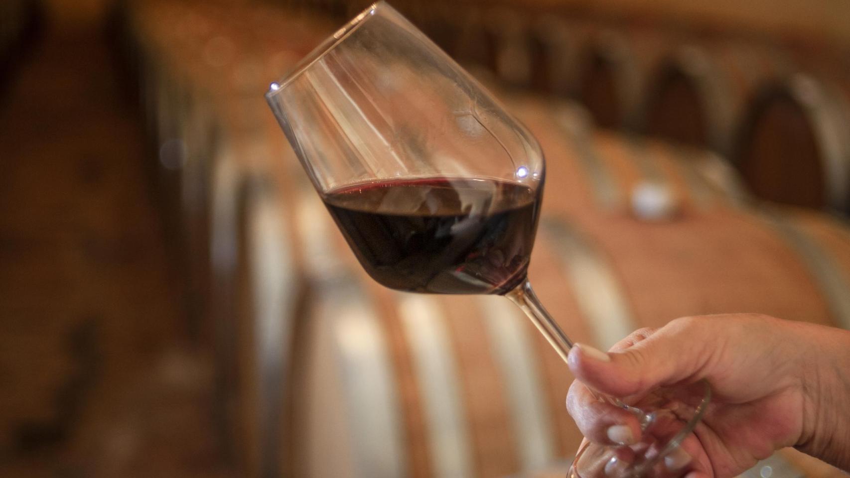 Una copa de vino tinto.