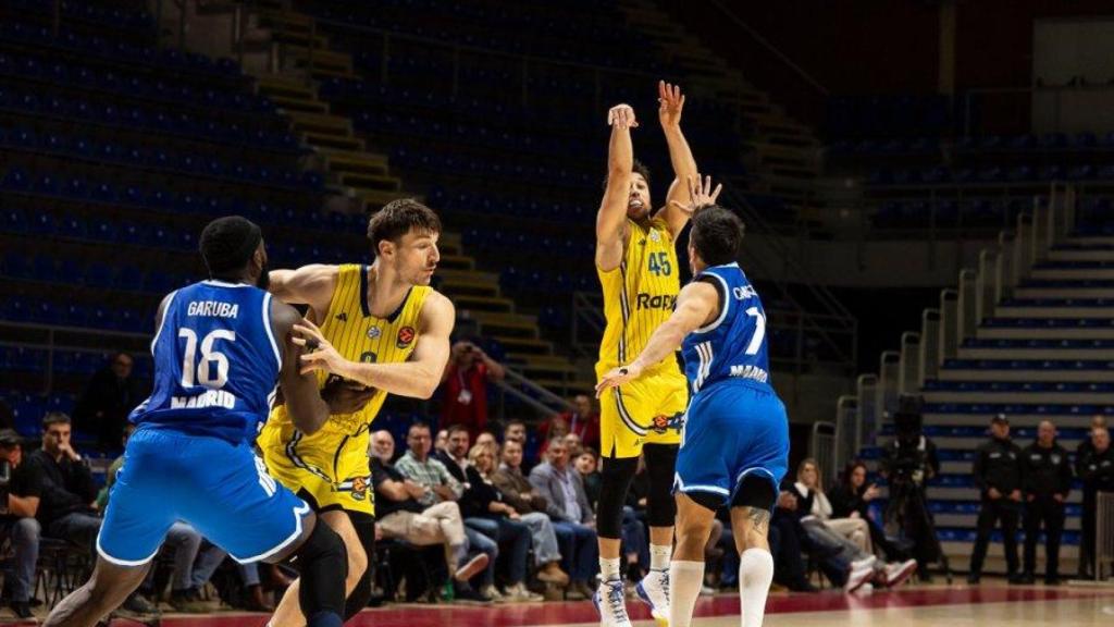 Un instante del partido entre el Maccabi Tel Aviv y el Real Madrid.