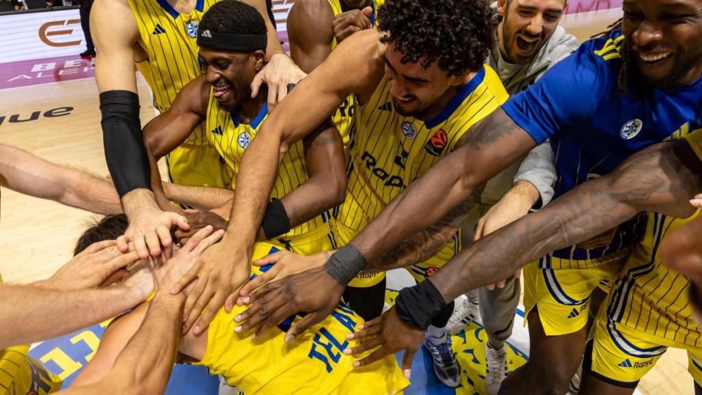Los jugadores del Maccabi celebran la victoria ante el Real Madrid.