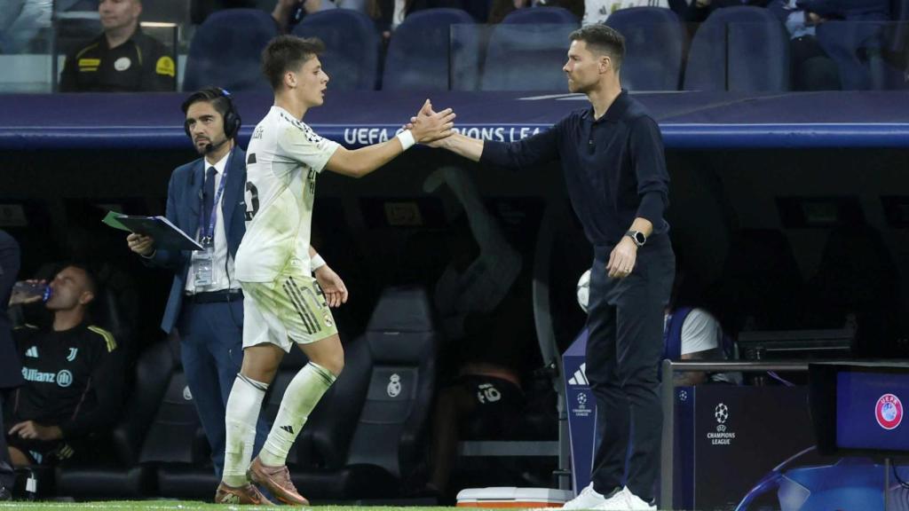 Arda Güler y Xabi Alonso se dan la mano