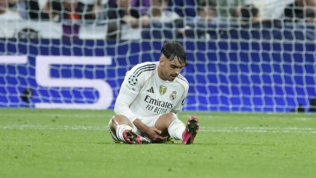 Raúl Asencio se duele de su lesión en el partido ante la Juventus.