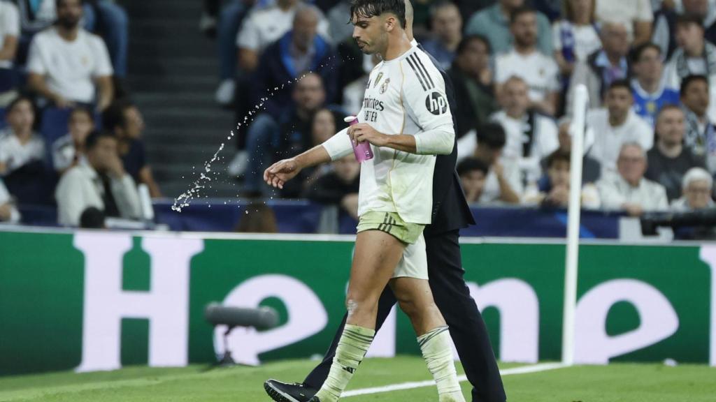 Asencio se marcha del césped del Bernabéu.