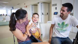 Luz María y Víctor con su hijo Dani, diagnosticado paraparesia espástica hereditaria tipo 50 (SPG50).