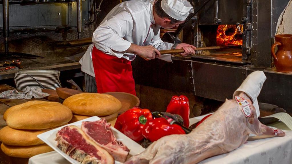 Un lechazo esperando su turno para pasar al horno de leña.