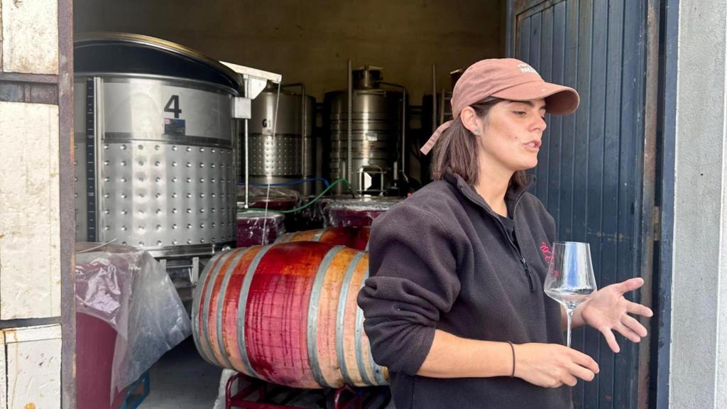 Bárbara Requejo en la nave municipal donde elaboran sus vinos.