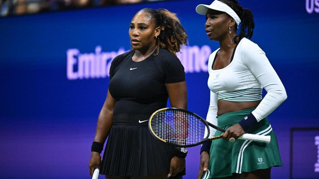 Serena y Venus Williams en un partido de tenis en 2022.