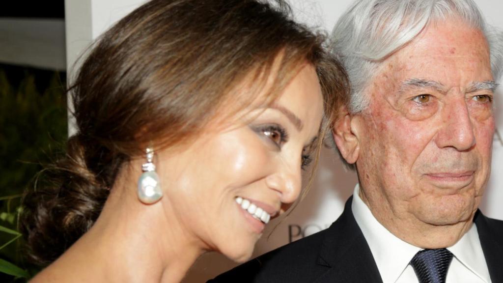 Mario Vargas Llosa e Isabel Preysler en un acto en Bogotá. Año 2017.