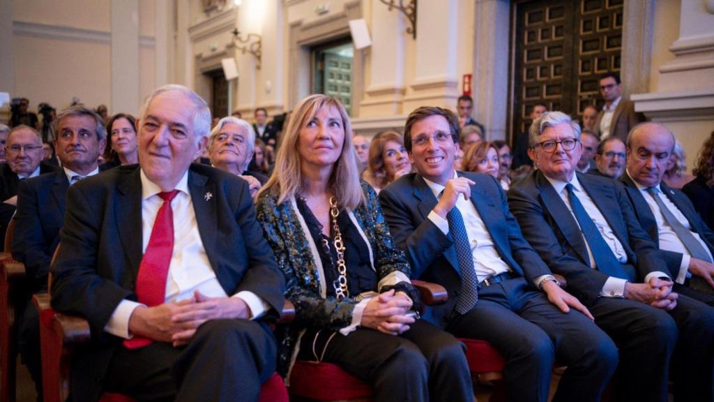 Cándido Conde-Pumpido (TC), Isabel Perelló (TS), el alcalde Martínez Almeida, Alfredo Pérez de Armiñán (Real Academia) y el premiado Mariano Jabonero (OEI), en los X Leones de EL ESPAÑOL.
