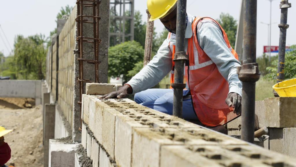 Un obrero colocando el biohormigón Agrocrete. GreenJams