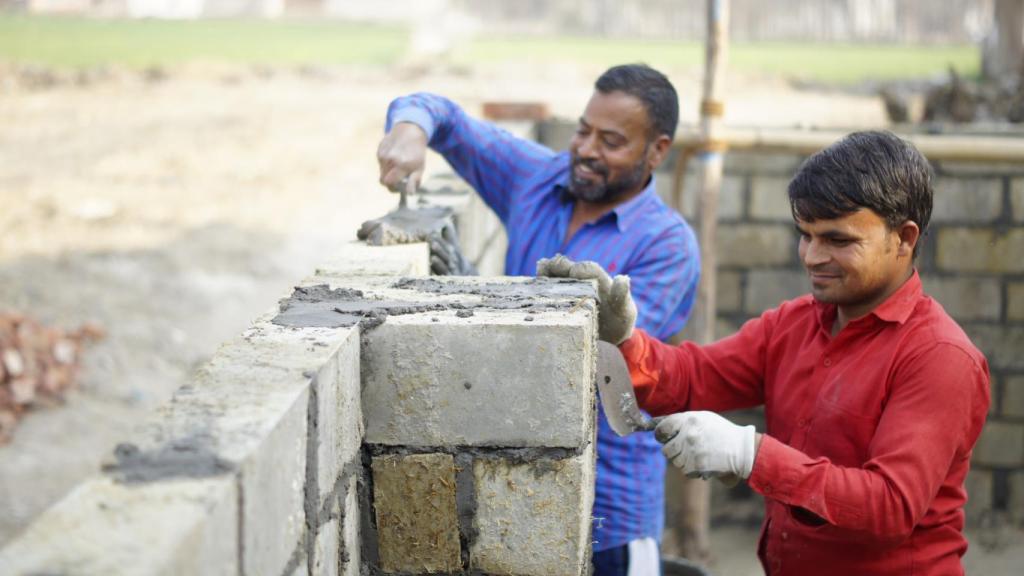 Unos obreros colocando el biohormigón Agrocrete.