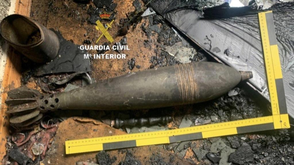 Granada de mortero de la Guerra Civil localizada en Cambados, entre los escombros producidos por un incendio en una vivienda.