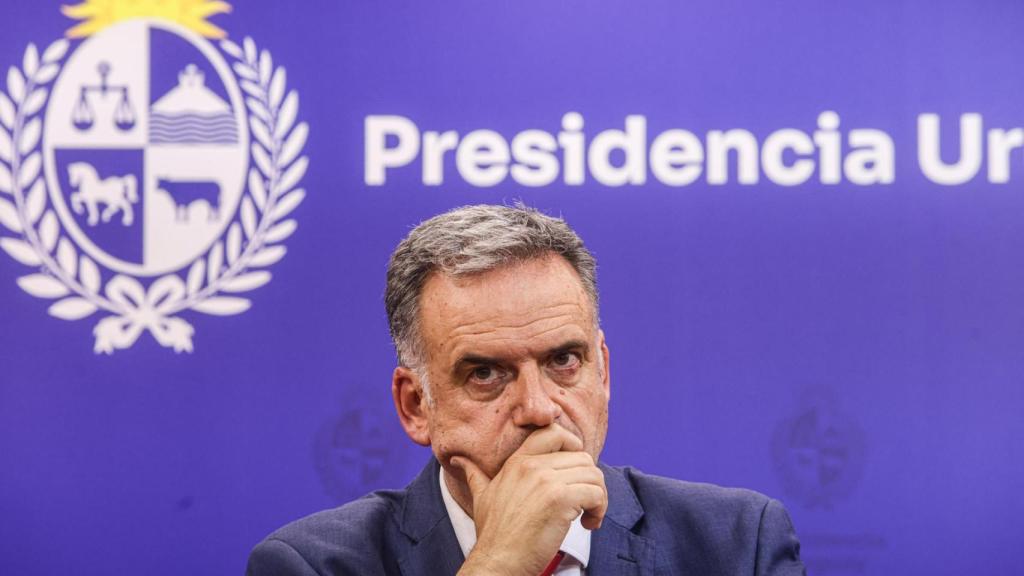 El presidente de Uruguay, Yamandú Orsi, asiste a una rueda de prensa este miércoles, en Montevideo (Uruguay).