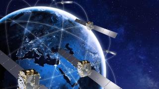 Simulación de satélites en el espacio alrededor de la tierra