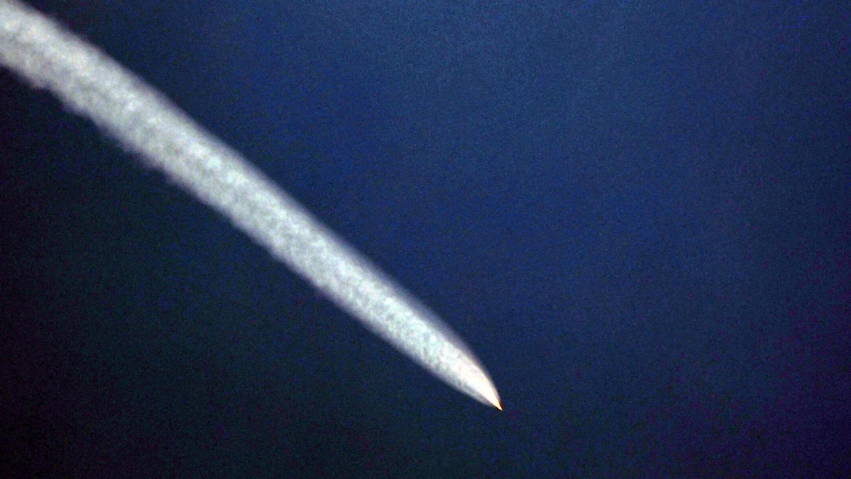 Imagen distribuida por la agencia KCNA en la que se observa un misil hipersónico lanzado por Pionyang.