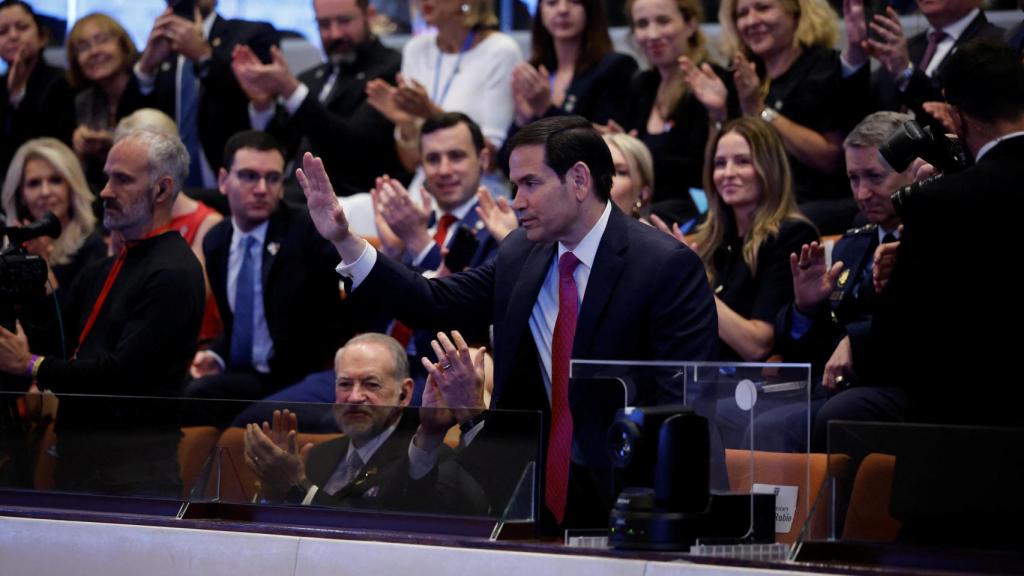 El secretario de Estado de EEUU, Marco Rubio, agradece los aplausos del Parlamento israelí.