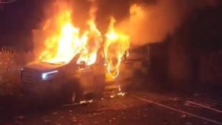 Los manifestantes llegaron a quemar un coche de la Policía esta semana en las protestas en Dublín.