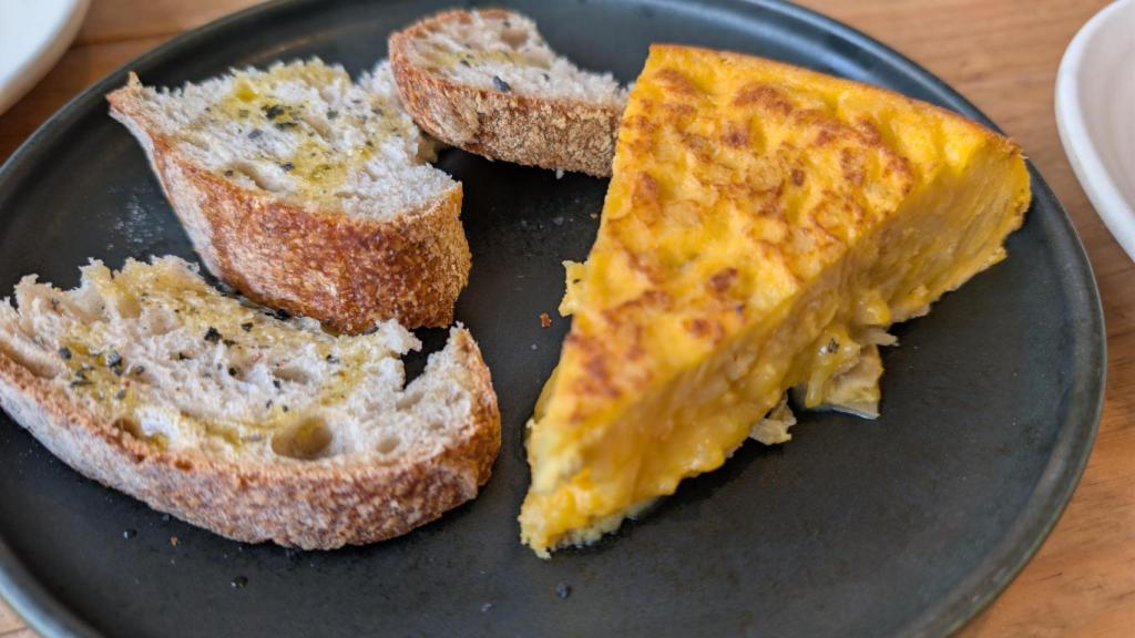 El pincho de tortilla tradicional lo tienen a cuatro euros.