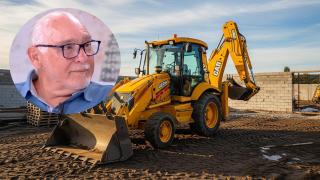 Montaje de Ángel Martín con una excavadora en una imagen creada con IA.