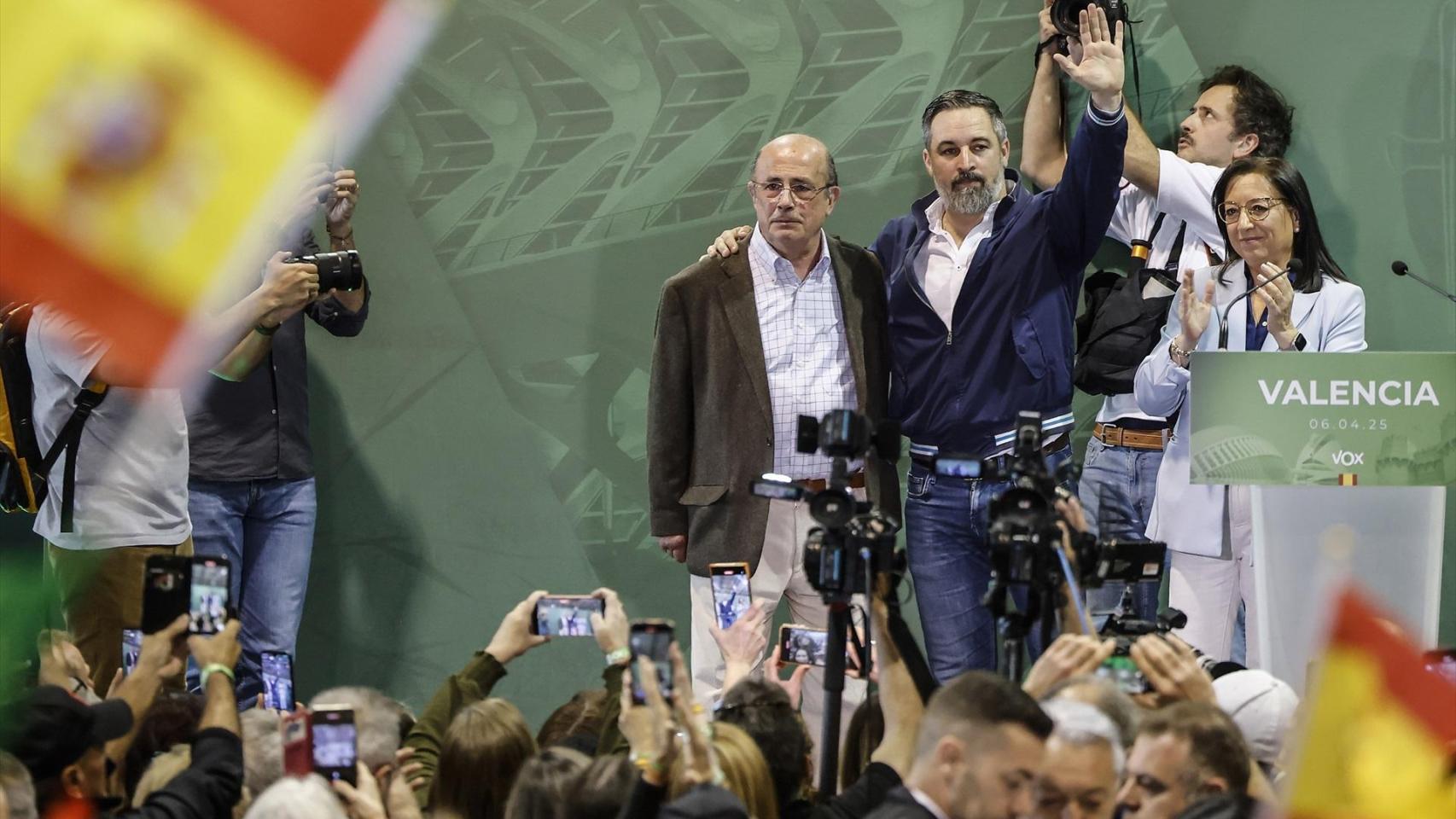 Santiago Abascal e Ignacio Gil Lázaro, en un acto de partido. Rober Solsona / EP