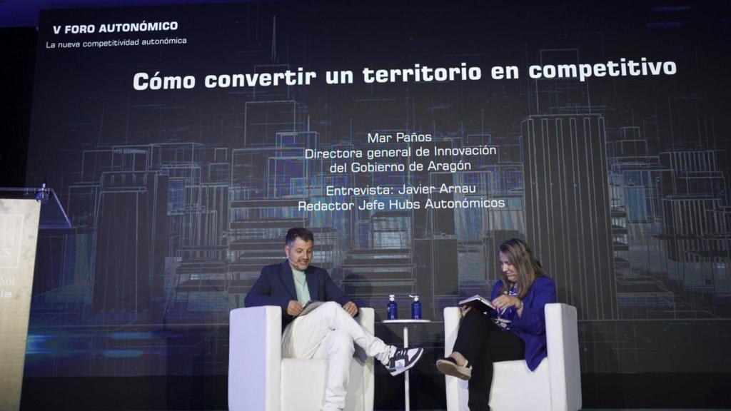 Javier Arnau (Disruptores) y Mar Paños, directora general de Innovación del Gobierno de Aragón.