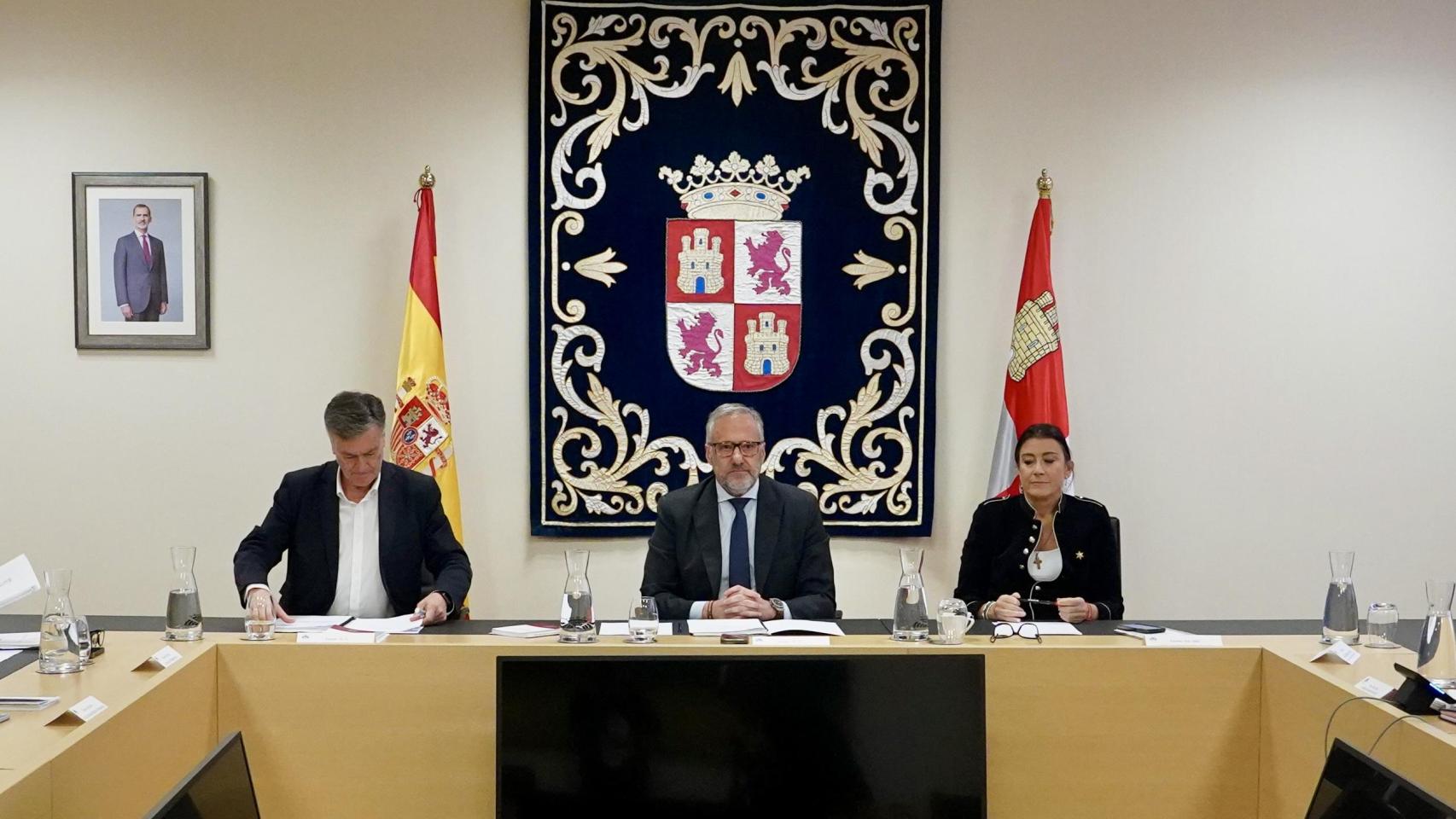 El presidente de las Cortes, Carlos Pollán, preside la reunión de la Mesa de la Cámara de este jueves
