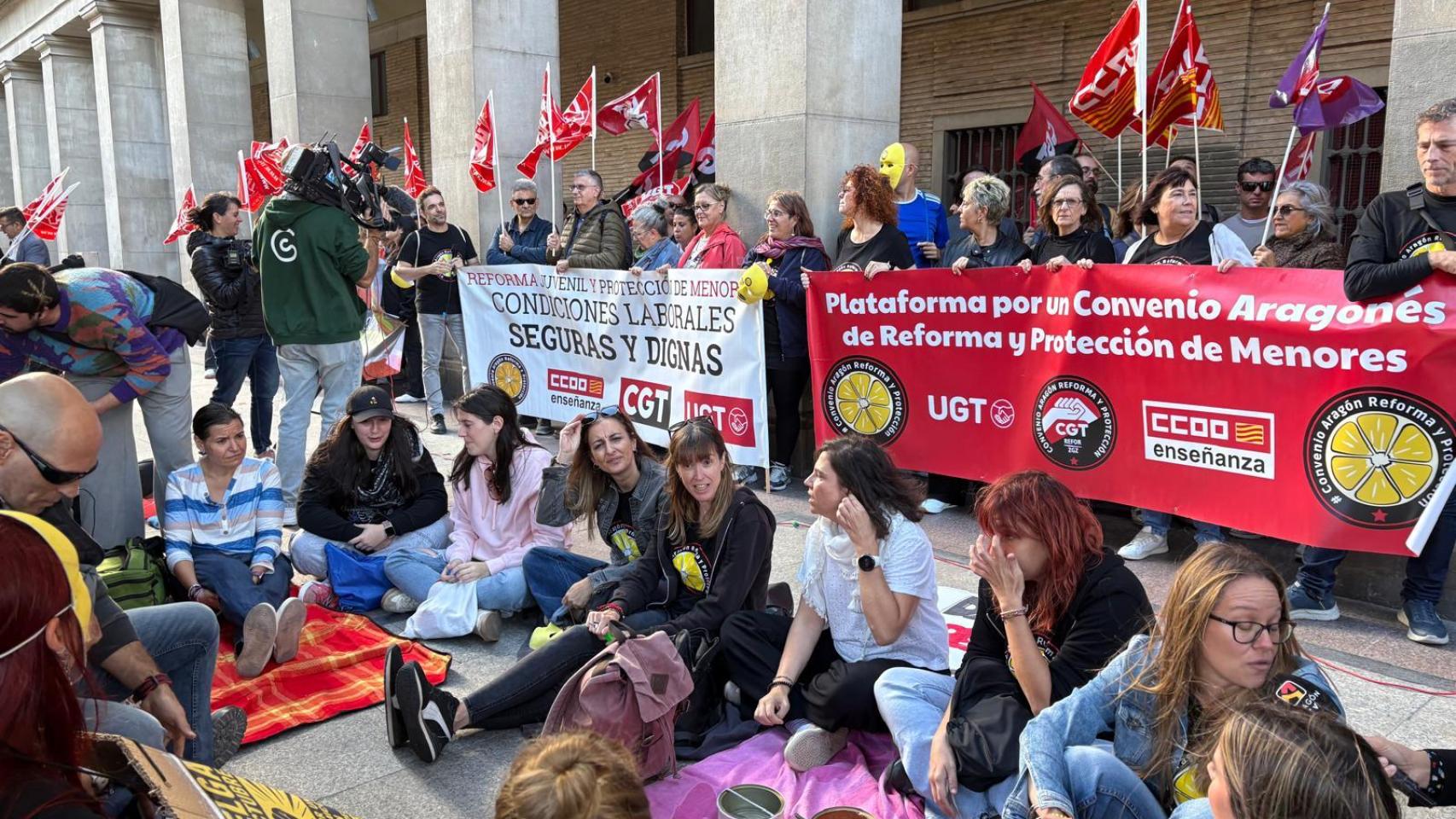 Jornada de huelga frente al IASS de los trabajadores de los centros de menores de Aragón