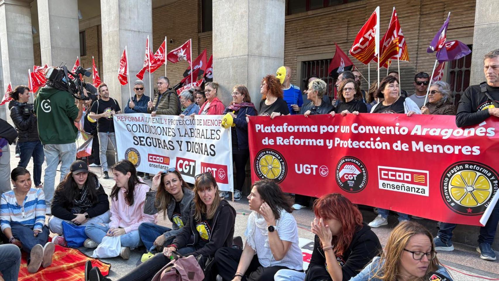 Jornada de huelga frente al IASS de los trabajadores de los centros de menores de Aragón
