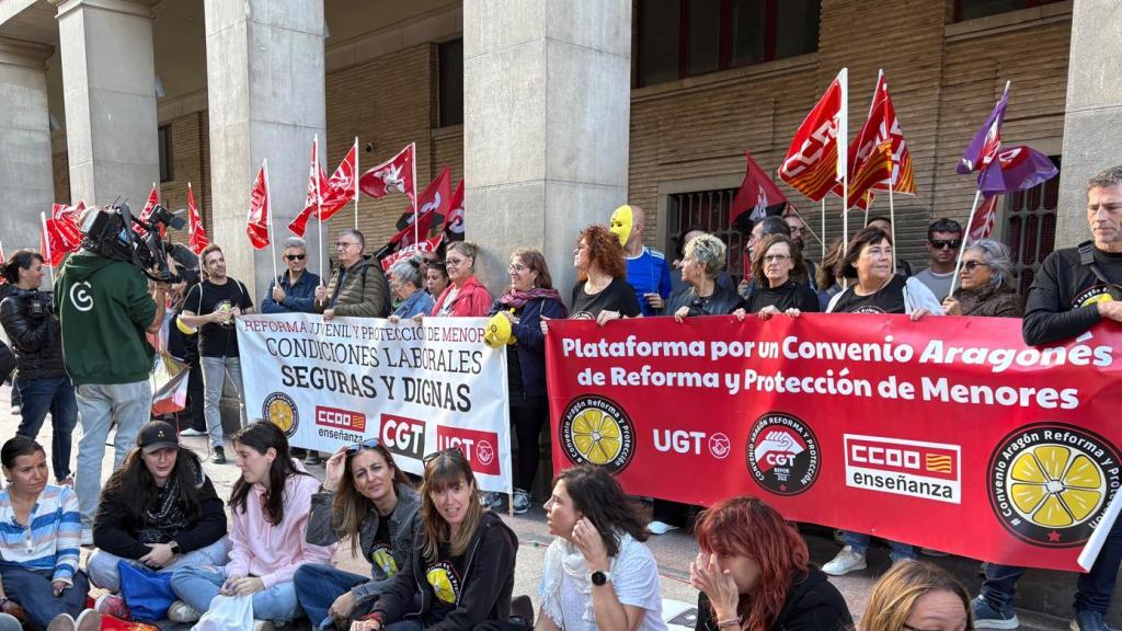Jornada de huelga frente al IASS de los trabajadores de los centros de menores de Aragón