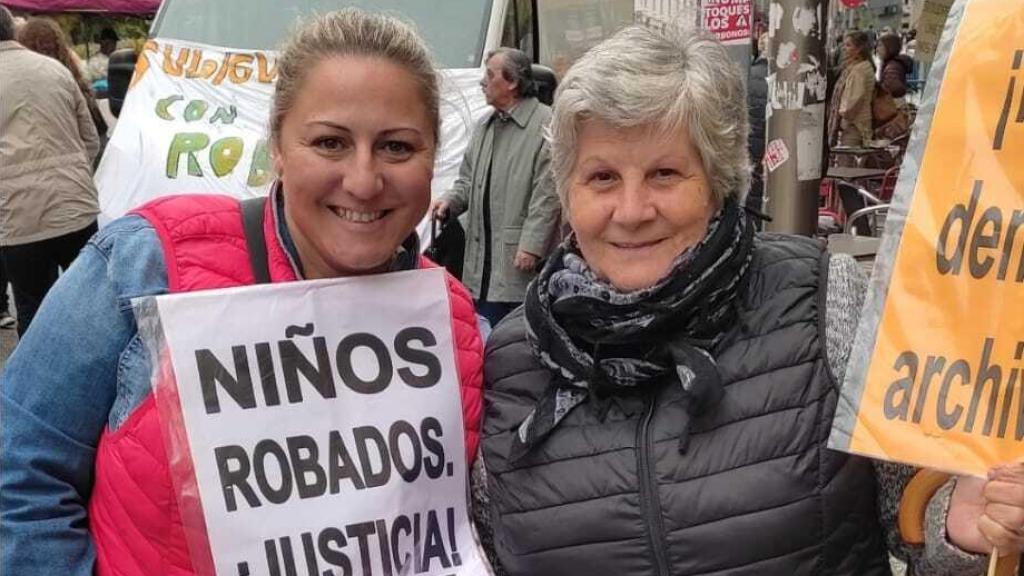 Gema y Vicenta en una manifestación en Madrid por los bebés robados.