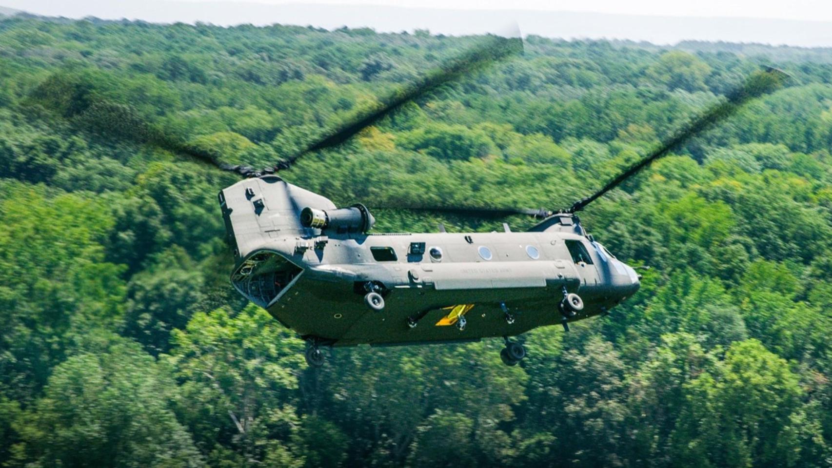 Un CH-47F Block II realiza un vuelo en el Centro de Pruebas Redstone en Huntsville, Alabama.