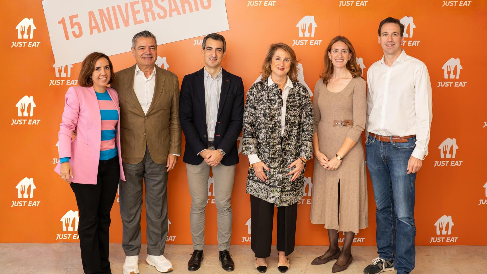De izquierda a derecha, Adriana Bonezzi, directora general de Marcas de Restauración; Emilio Gallego Zuazo, secretario general de Hostelería de España; Íñigo Barea, director general de Just Eat en España; Carmen Tejera Gimeno, viceconsejera de Economía y Empleo de la Comunidad de Madrid; Elia Ferrer, vicepresidenta y directora de Relaciones Públicas de Just Eat en España, y Philip Padberg, vicepresidente ejecutivo de Just Eat Europa.