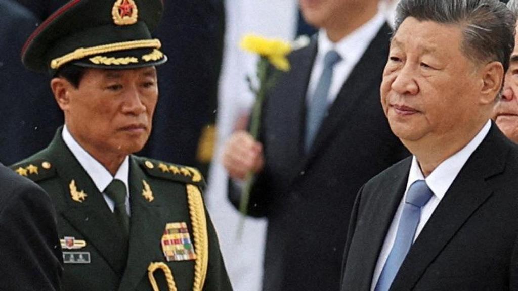 Xi Jinping junto al vicepresidente de la Comisión Militar Central, He Weidong, uno de los purgados.