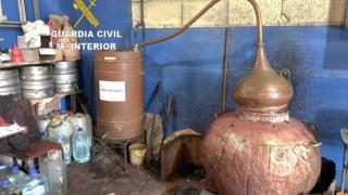 Alambiques incautados en Ponteareas (Pontevedra)