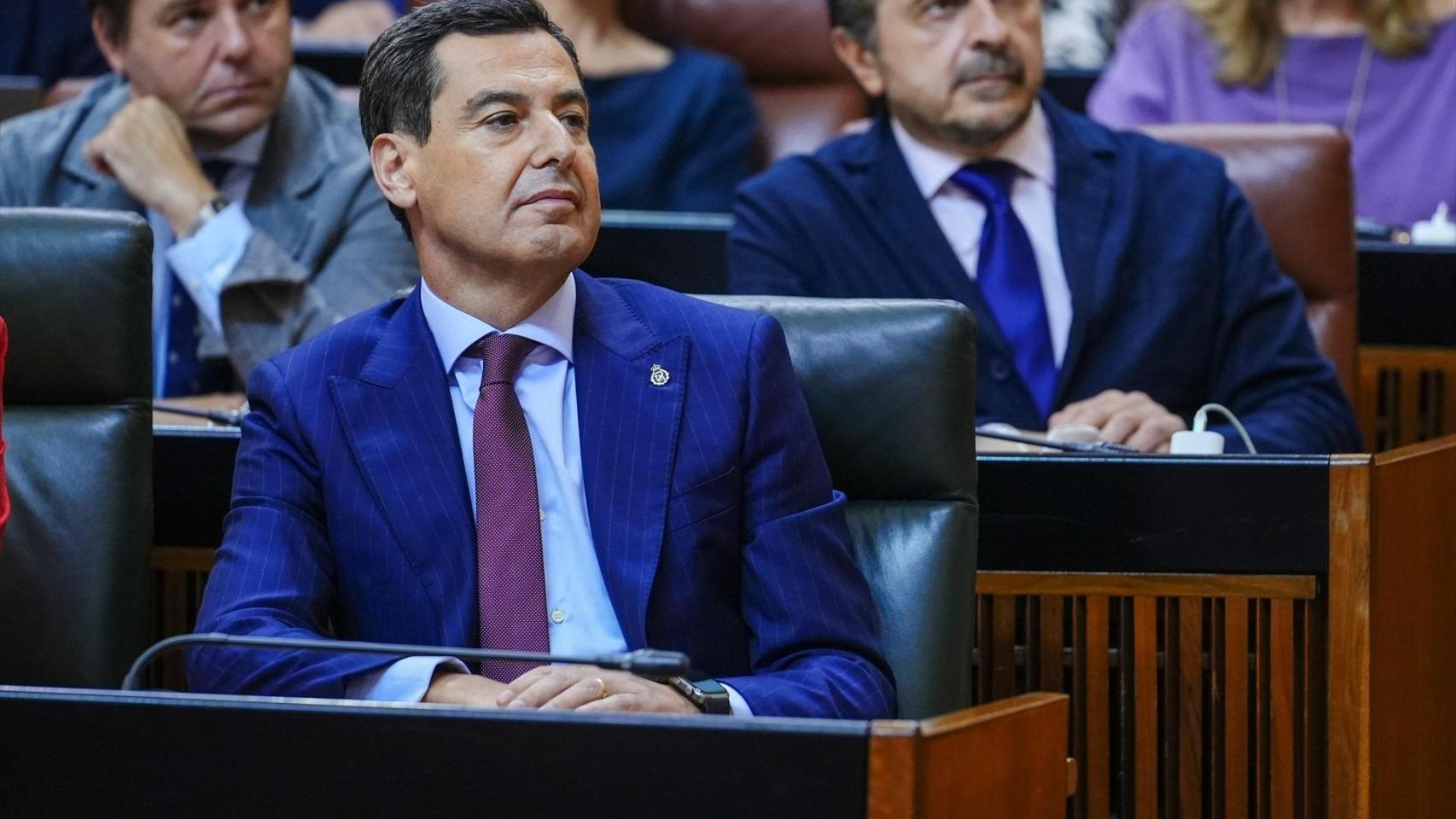 Juanma Moreno, presidente de la Junta de  Andalucía, en el Parlamento.