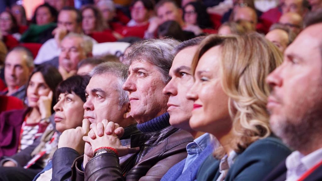 La ministra de Igualdad, Ana Redondo, el ex secretario de Organización del PSOE Santos Cerdán, el líder del PSOECyL, Carlos Martínez, el presidente del Gobierno, Pedro Sánchez, la ministra de Educación, Pilar Alegría y el ministro de Transportes y Movilidad Sostenible, Óscar Puente, en el XV Congreso Autonómico del PSOE de Castilla y León.