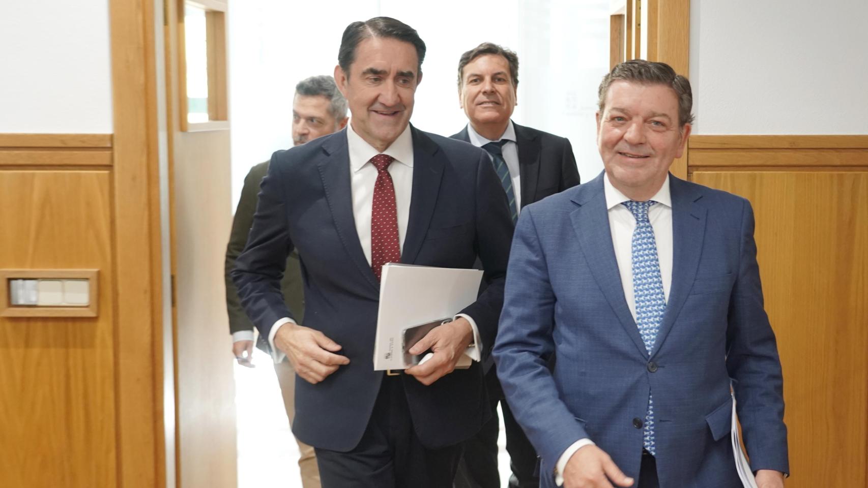 El consejero de Economía y Hacienda y portavoz, Carlos Fernández Carriedo, y los consejeros de la Presidencia, Luis Miguel González Gago, y de Medio Ambiente, Vivienda y Ordenación del Territorio, Juan Carlos Suárez-Quiñones, comparecen en rueda de prensa posterior al Consejo de Gobierno.