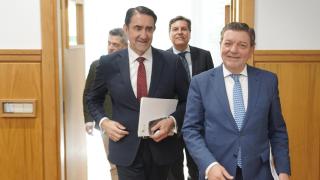 El consejero de Economía y Hacienda y portavoz, Carlos Fernández Carriedo, y los consejeros de la Presidencia, Luis Miguel González Gago, y de Medio Ambiente, Vivienda y Ordenación del Territorio, Juan Carlos Suárez-Quiñones, comparecen en rueda de prensa posterior al Consejo de Gobierno.