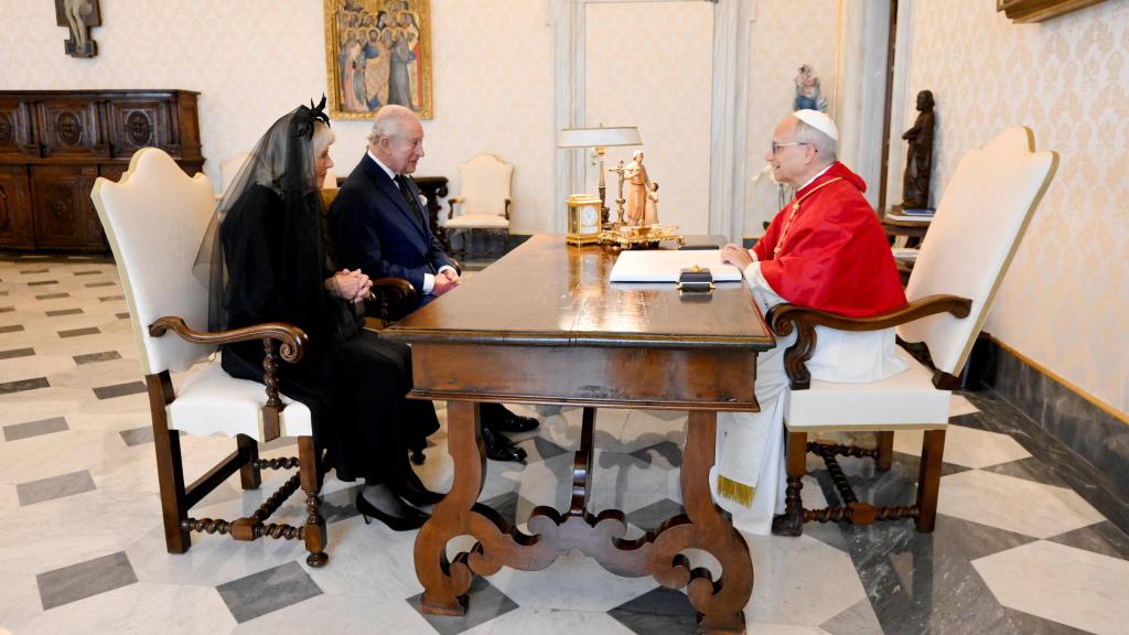 El papa León XIV recibe a los reyes Carlos III y Camila en una audiencia privada en el Vaticano.