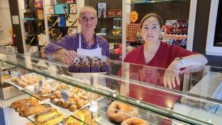 Manuel López y Dolores Graña, con una bandeja de ranitas de chocolate en la pastelería Hércules.