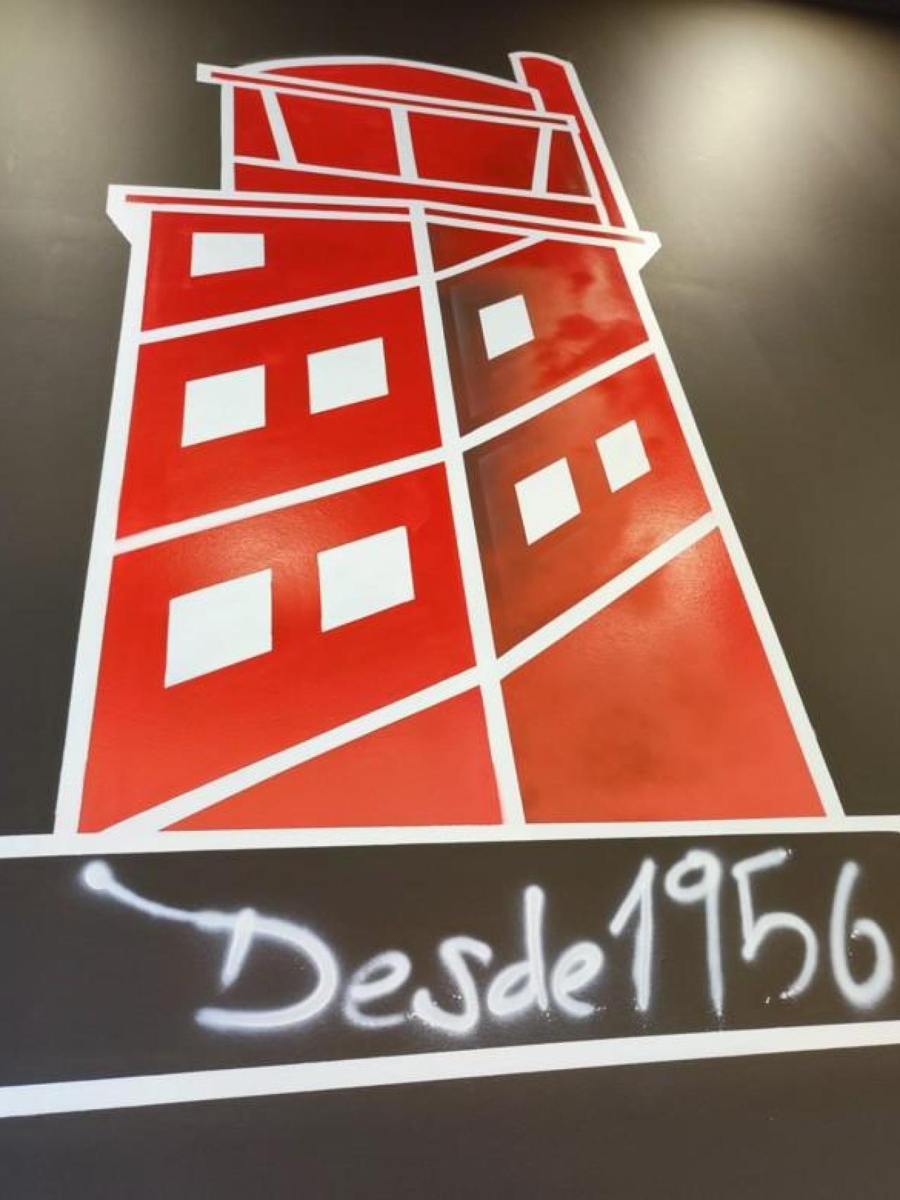 Torre de Hércules pintada en la pastelería de la calle Torre con la fecha de su inauguración.