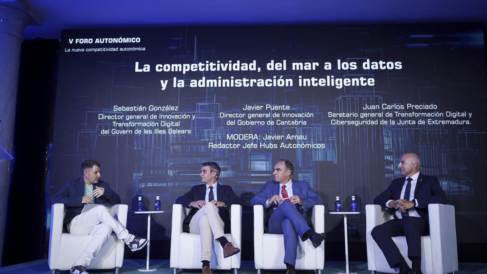 Javier Arnau (DISRUPTORES), Sebastián González, director general de Innovación y Transformación Digital del Govern de les Illes Balears; Javier Puente, director general de Innovación del Gobierno de Cantabria; y Juan Carlos Preciado, secretario general de Transformación Digital y Ciberseguridad de la Junta de Extremadura.