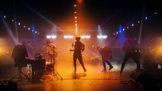 Una banda en un concierto