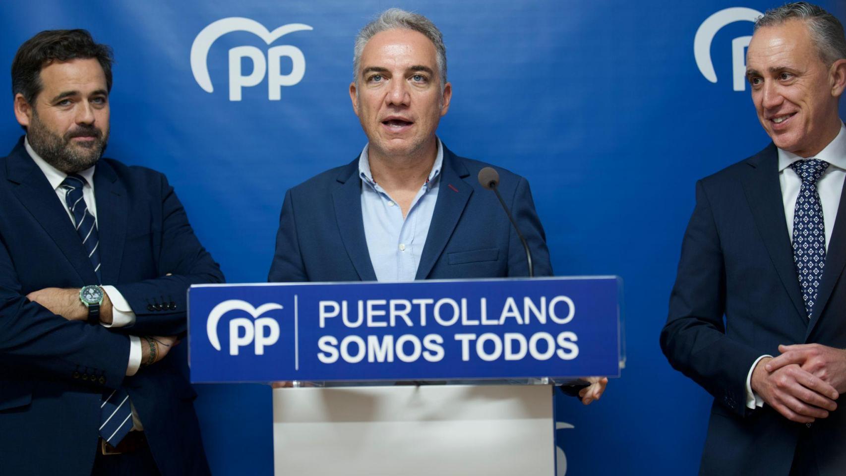 Elías Bendodo junto a Paco Núñez y Miguel Ángel Ruiz este jueves en Puertollano (Ciudad Real).