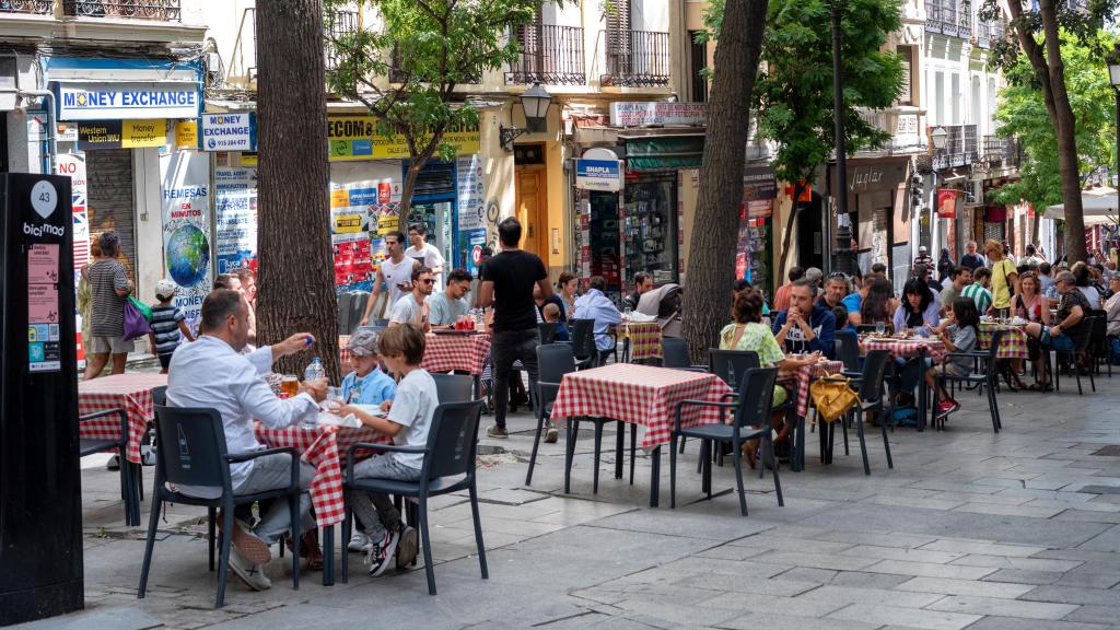 La famosa calle de Lavapiés en Madrid, conocida por estar repleta de restaurantes indios que ofrecen kebab en su carta.