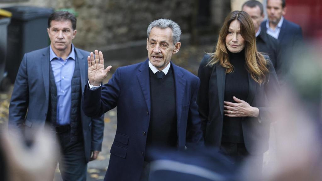 Nicolas Sarkozy junto a su esposa, el pasado día 21, antes de ingresar en prisión.
